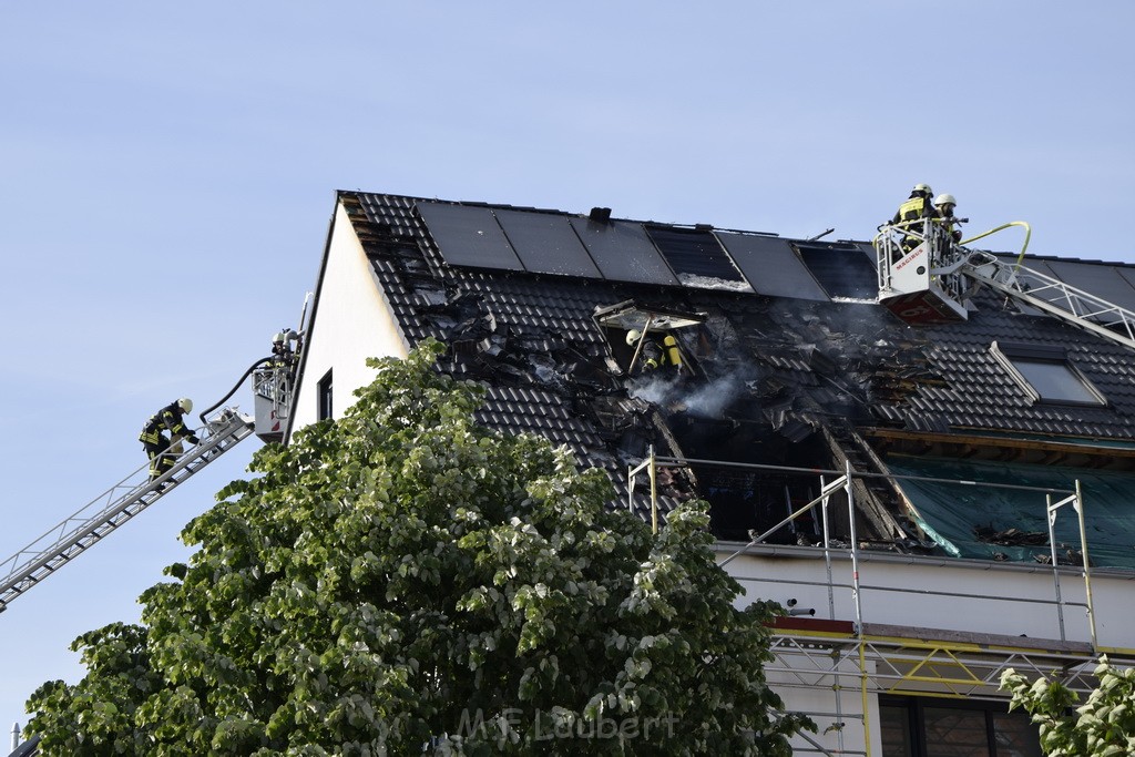 Feuer 2 Dachstuhl Koeln Dellbrueck Von der Leyen Str P031.JPG - Miklos Laubert